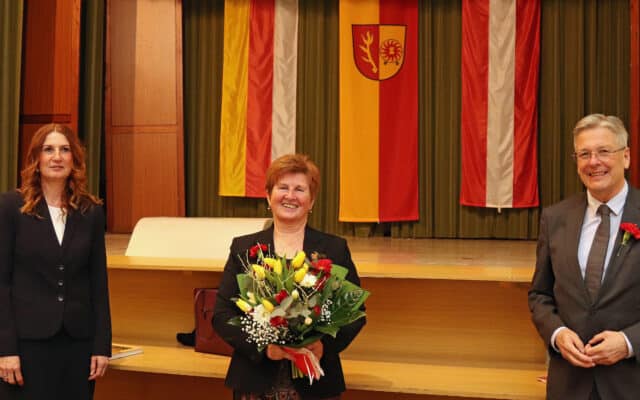 Bür­ger­meis­te­rin und Gemein­de­rä­te ange­lobt