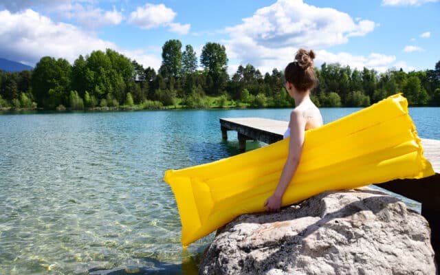 Was ist im Sommer in Villach beispielsweise am Silbersee zu unternehmen? Das regionale Ferien-Angebot ist auf der Website der Stadt Villach übersichtlich aufgelistet.