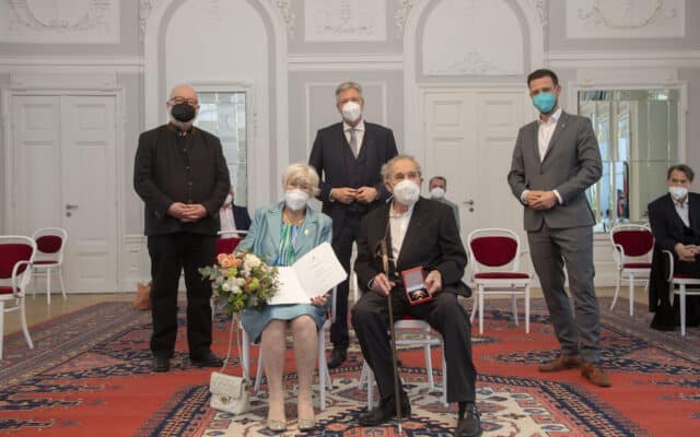 Ehren­zei­chen im Spie­gel­saal ver­lie­hen