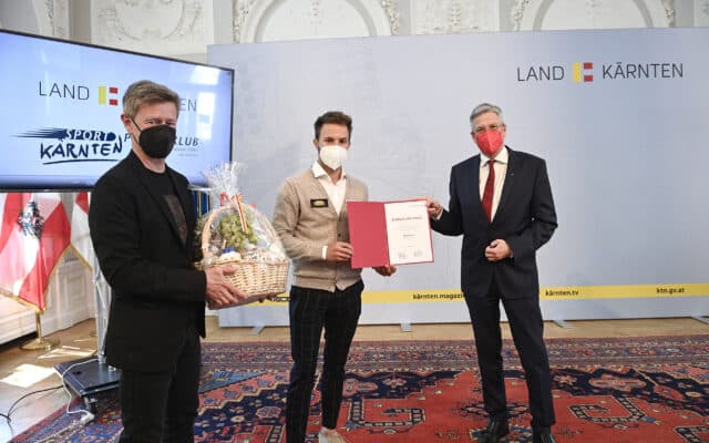 Ehren­ur­kun­de für Bil­lard-Ass Albin Ouschan