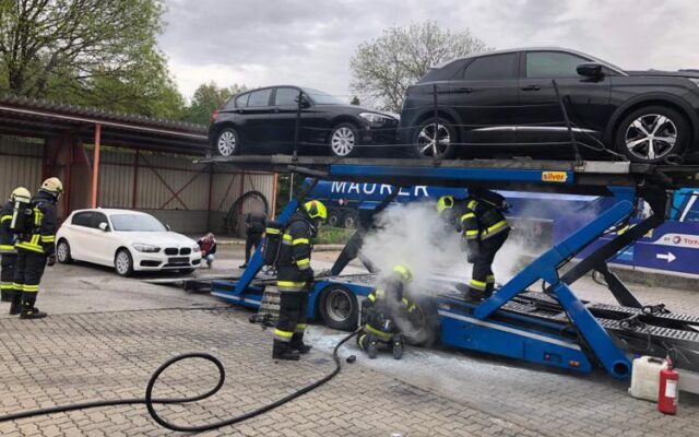 LKW-Anhän­ger geriet in Brand