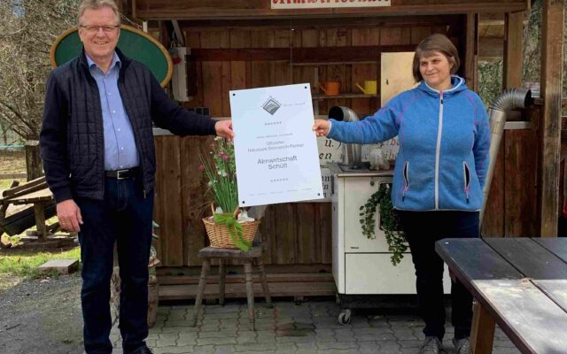 „Lisi’s Alm­wirt­schaft“ ist nun ein Natur­park-Part­ner­be­trieb