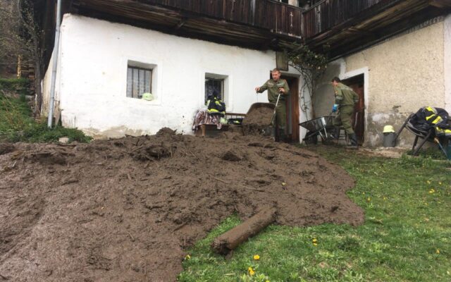 Feu­er­wehr ret­tet nach Muren­ab­gang Kühe aus Stall