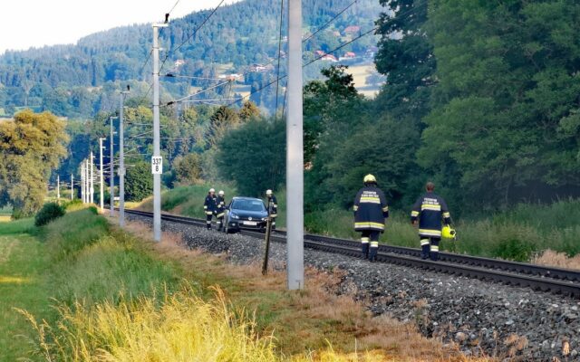 In Glan­egg: Alko­ho­li­siert mit Auto auf Bahn­glei­sen gefah­ren