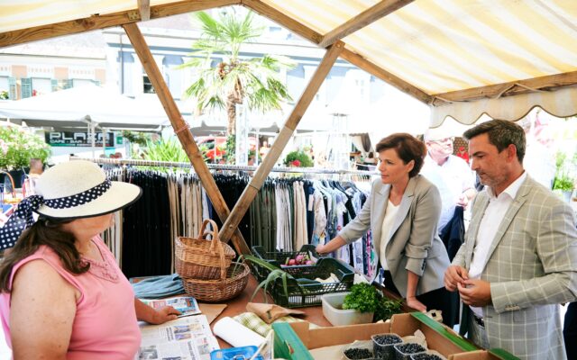 Pame­la Ren­di-Wag­ner besuch­te Völ­ker­markt