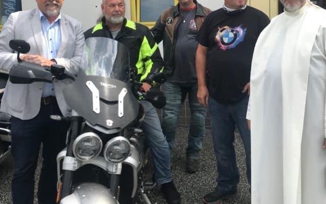 Biker fuh­ren auf eige­nen Kirch­tag ab