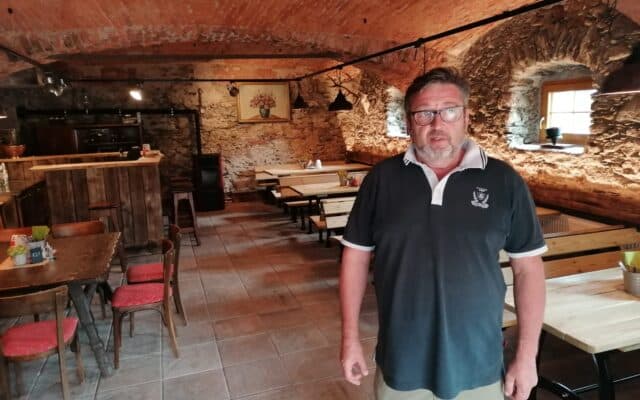 Dorf­heu­ri­ger schafft eine Büh­ne für Klein­kunst