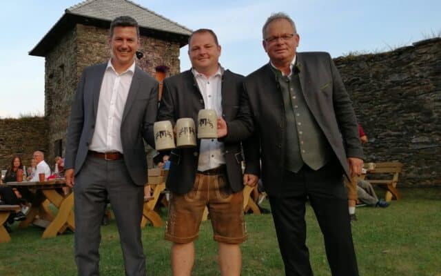 Burg­rui­ne Lie­ben­fels mit einem Fest eröff­net