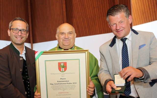Kla­gen­fur­ter Ehr­pfen­nig für Pfar­rer Johan­nes Pich­ler