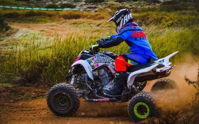 Mäd­chen (16) nach Sprung von fah­ren­dem Quad ver­letzt