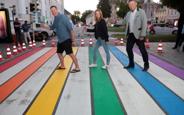 Regen­bo­gen-Zebra­strei­fen neu auf dem Heu­platz