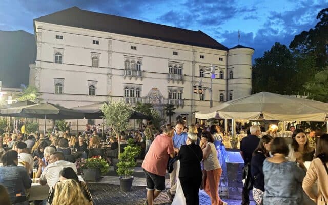 Süd­li­ches Flair beim Cand­le­light-Shop­ping in Spit­tal