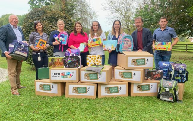 Schul­pa­ke­te an „Ret­tet das Kind“ über­ge­ben