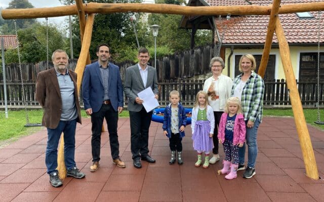 Der Spiel­platz in Gra­des wird erneu­ert