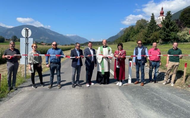 Sanie­rung: Ober­len­dor­fer Mit­ter­weg um Geh­weg erwei­tert
