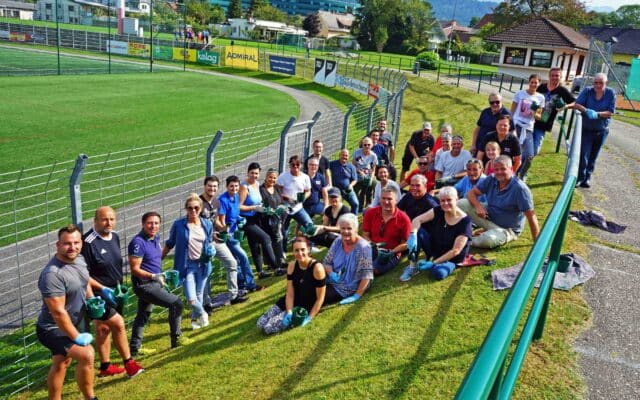 Stadt­po­li­ti­ker pack­ten gemein­sam im Gol­deck-Sta­di­on an
