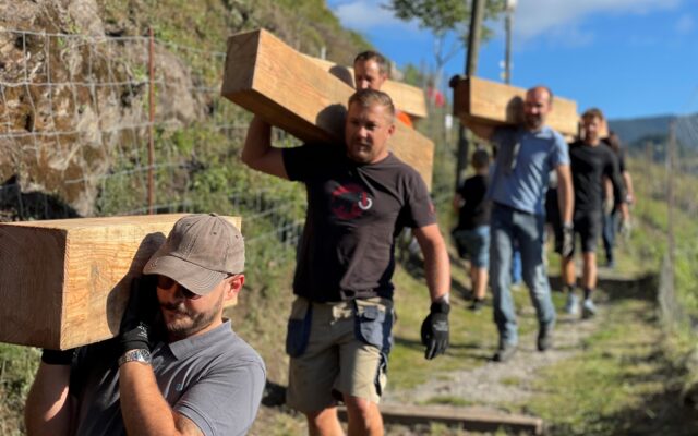 Frie­sa­cher pack­ten am Nar­ren­steig kräf­tig an