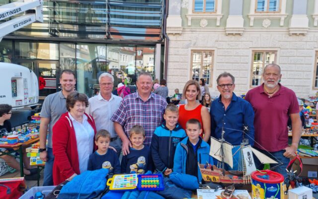 Kin­der bes­ser­ten am Floh­markt ihr Taschen­geld auf