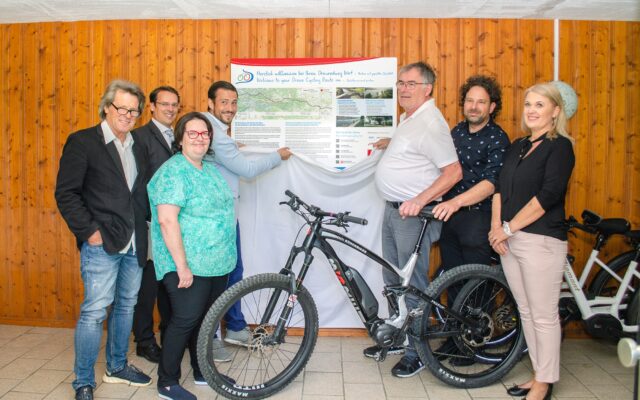 Drau­rad­weg-Wir­te ent­hül­len neue Info­ta­feln in Rad­kel­lern