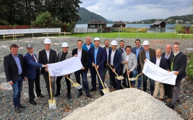 Spa­ten­stich für Bade­haus am Klo­pei­ner See
