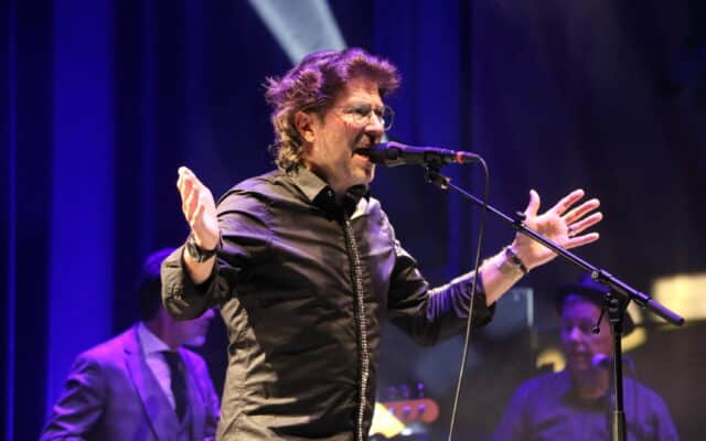 Peter Karpf singt, „wo’s hin­geht“!