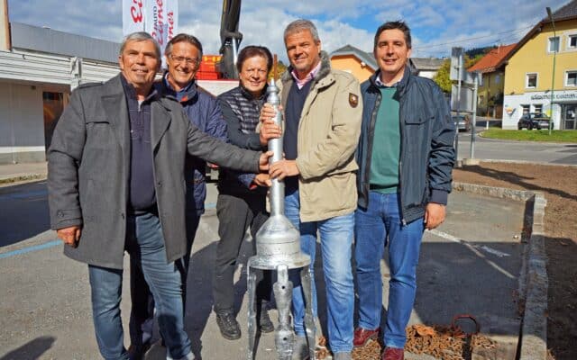 Der Mal­baum ist zurück auf dem Neu­en Platz in Spit­tal