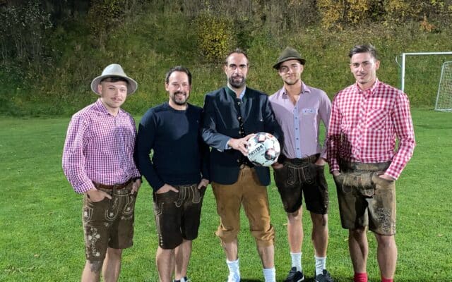 Ein Schla­ger­spiel in Tracht in Steu­er­berg
