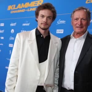 Klam­mer-Film mit inter­na­tio­na­len Stars am roten Tep­pich