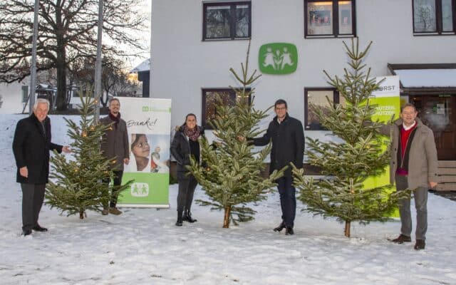 Christ­bäu­me für das SOS-Kin­der­dorf in Moos­burg
