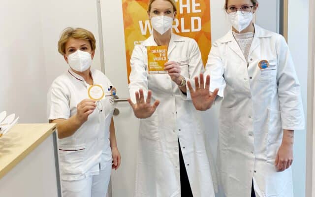 Kran­ken­häu­ser leuch­ten oran­ge gegen Gewalt an Frau­en