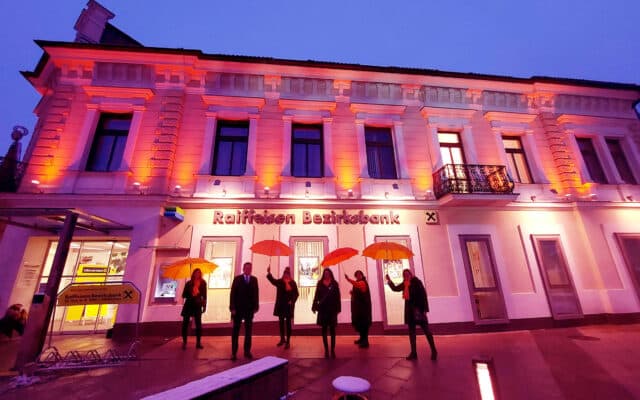 Auch die Raiff­ei­sen-Bezirks­bank setzt ein oran­ges Zei­chen