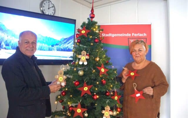Am Wunsch­baum in Fer­lach Weih­nachts­wün­sche erfül­len