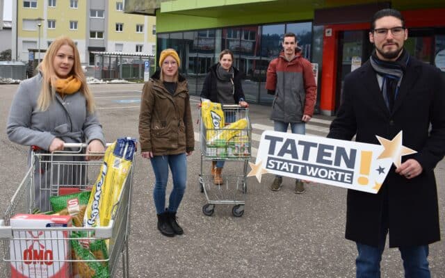 Bei „Taten statt Wor­te“ Lebens­mit­tel sam­meln