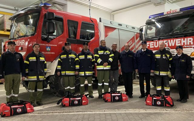 Über­ga­be von Wald­brand-Ruck­sä­cken an Feu­er­weh­ren
