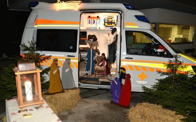 Frie­dens­licht beim Roten Kreuz abho­len