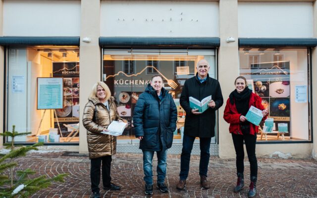 Kul­ti­ges Koch­buch in Haupt­platz-Schau­fens­tern krea­tiv insze­niert