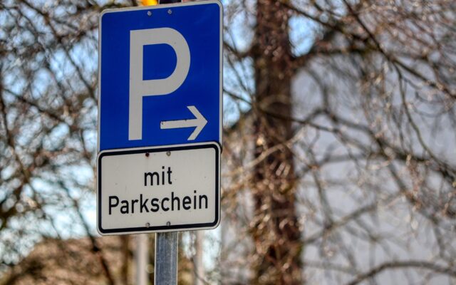 Park­raum-Über­wa­cher mit zwei Faust­schlä­gen nie­der­ge­streckt