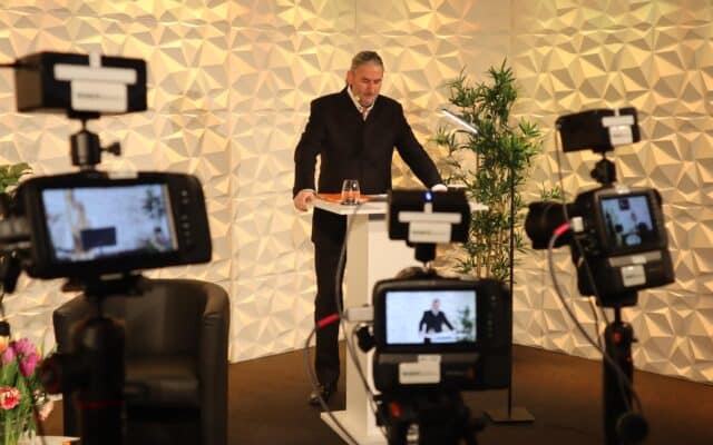 Erfolg­rei­ches Stream-Expe­ri­ment von „Buch 13“