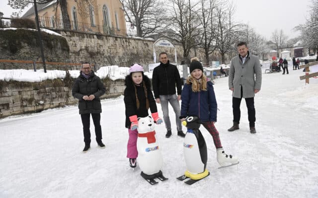 „Eis­lauf­hil­fen“ für Kin­der am Lend­ka­nal
