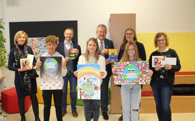 Prä­mier­te Frie­dens­pla­ka­te in der Mit­tel­schu­le Alt­ho­fen