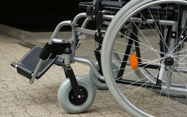 PKW-Len­ker (85) fuhr Frau im Roll­stuhl an