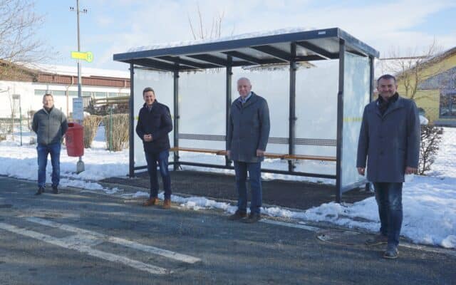 Ein Bus­war­te­haus in Glo­bas­nitz