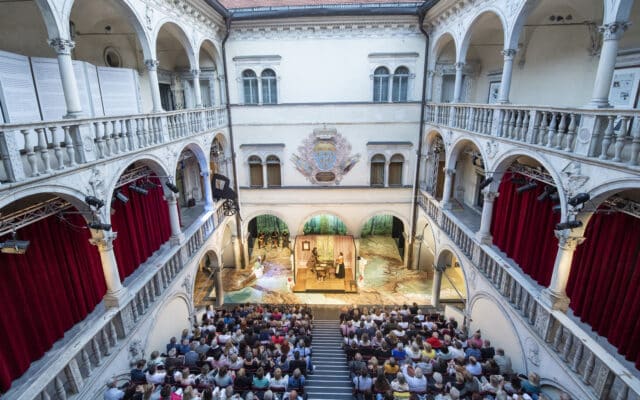Bir­git Birn­ba­cher liest im Schloss Por­cia
