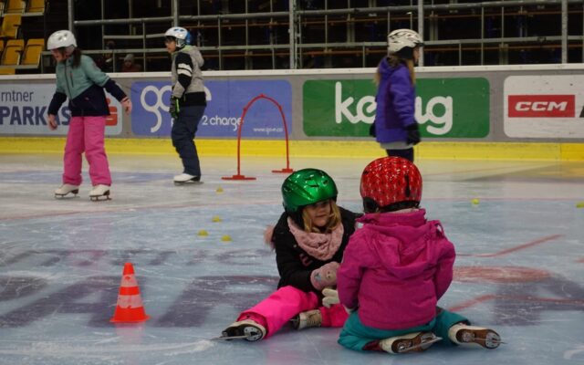 Eis­lau­fen im Eis­lauf­zen­trum in den Semes­ter­fe­ri­en
