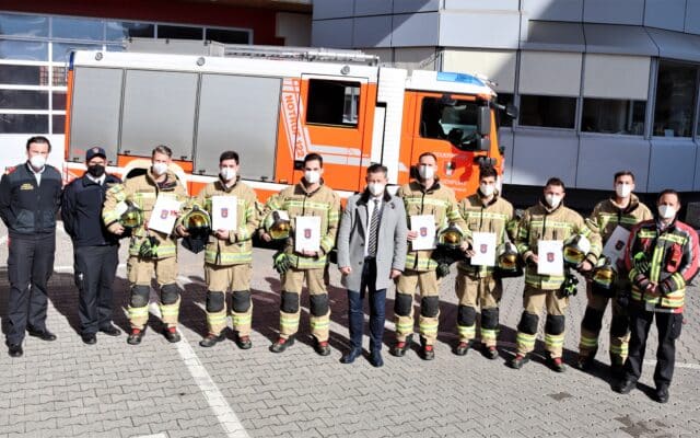 Sie­ben neue Kräf­te für die Berufs­feu­er­wehr