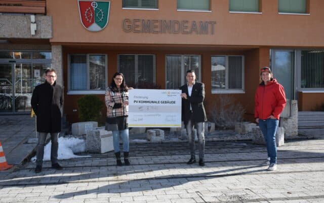 Neue Pho­to­vol­ta­ik-Anla­ge am Amts­ge­bäu­de Schief­ling
