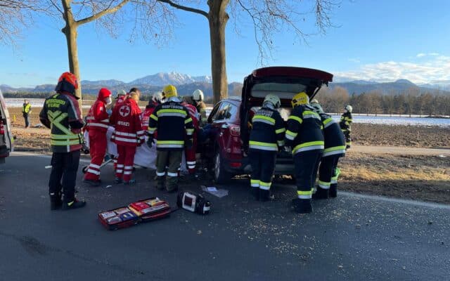 Mann (62) krach­te mit Auto gegen Baum