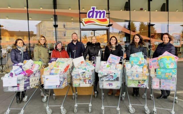 Völ­ker­mark­ter Frau­en sam­mel­ten Sach­spen­den