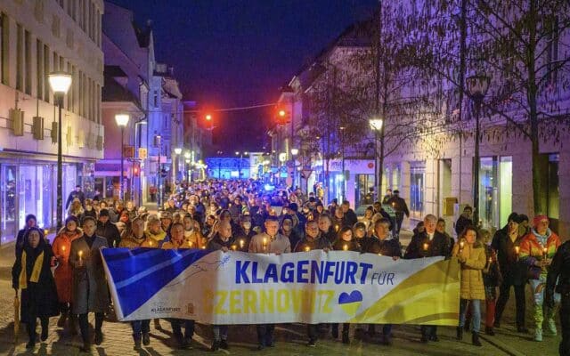 Ein bewe­gen­des Lich­ter­meer für den Frie­den in der Ukrai­ne