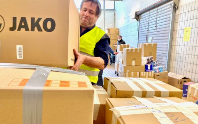 Bereits 350 Ton­nen an Hilfs­gü­tern für die Ukrai­ne